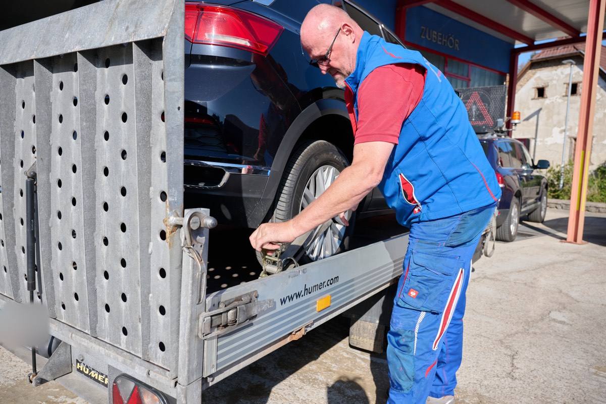 Ein Fahrzeug wird auf dem Abschleppanhänger gesichert
