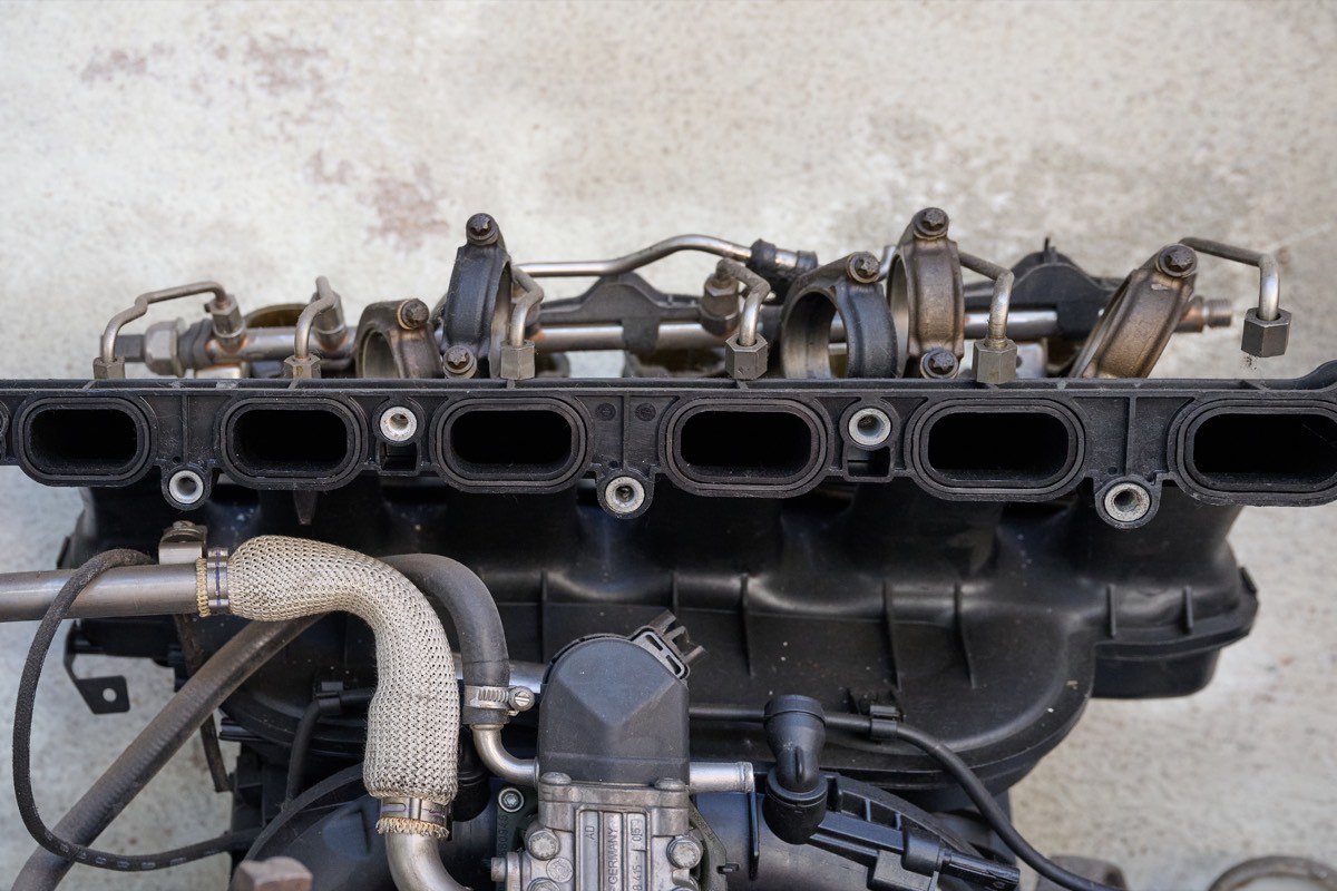 Ausgebaute Ansaugbrücke eines Motors