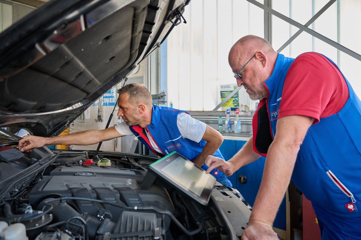 Zwei Mechaniker bei der gemeinsamen Fehlerdiagnose