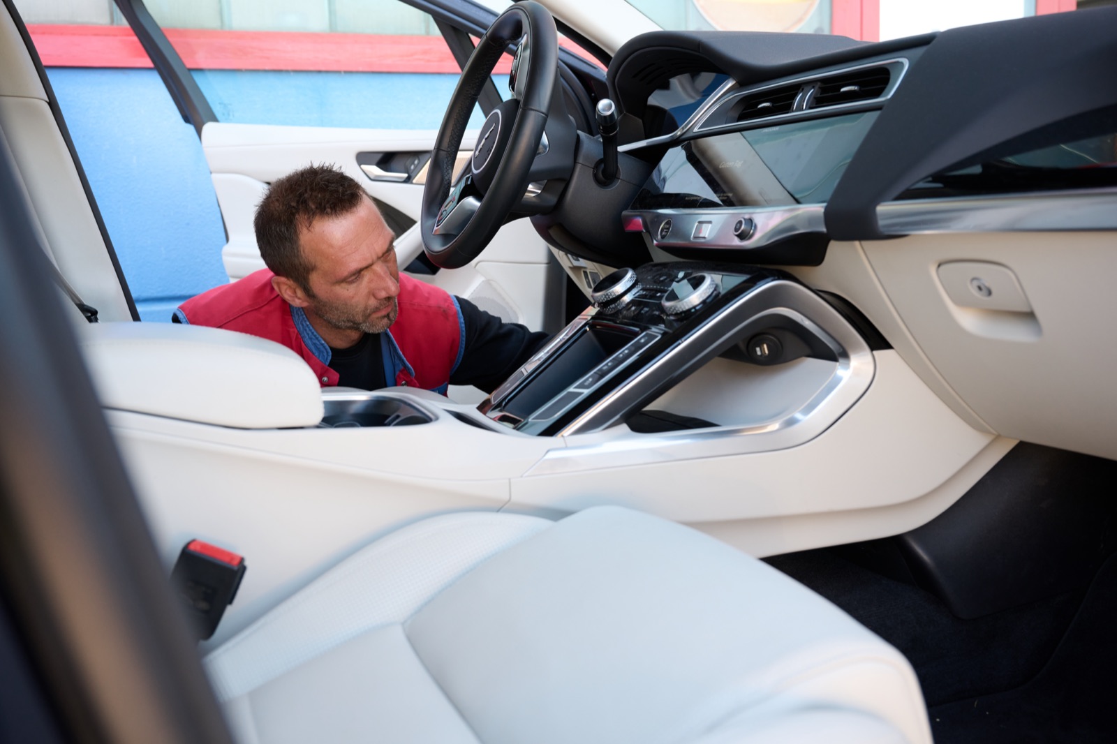 Mechaniker arbeitet im Innenraum eines Elektroautos