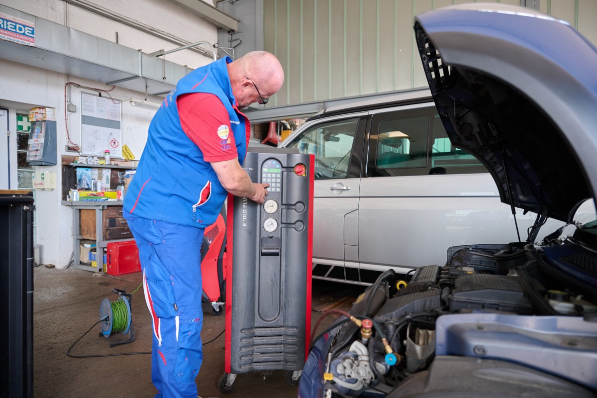 Mechaniker am Klimaservice-Gerät