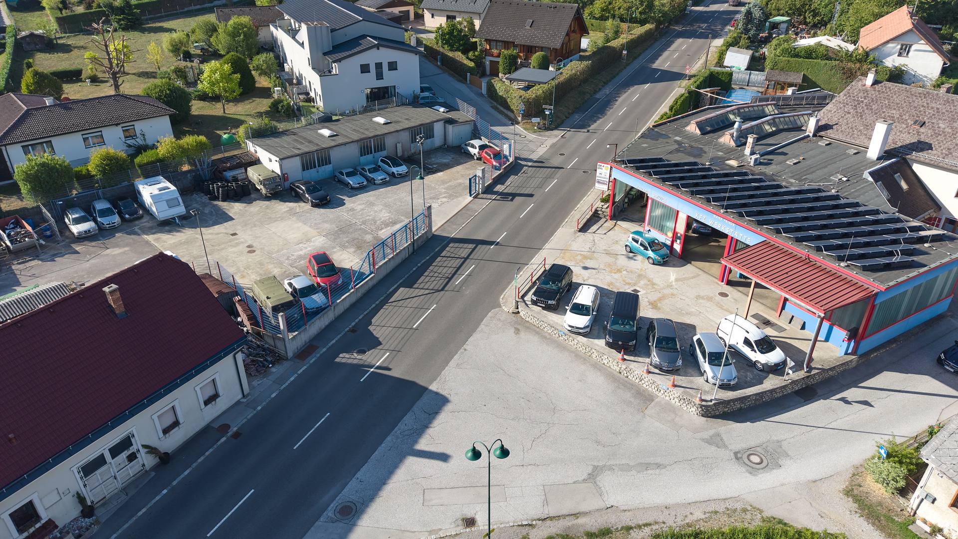 Luftaufnahme des Betriebs KFZ Friede an der Hauptstraße in Alland