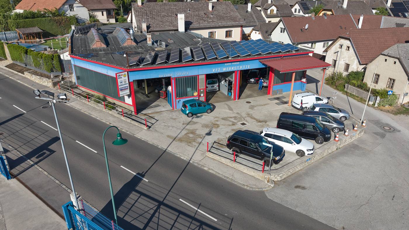 Der Betrieb an der Hauptstraße aus der Luft