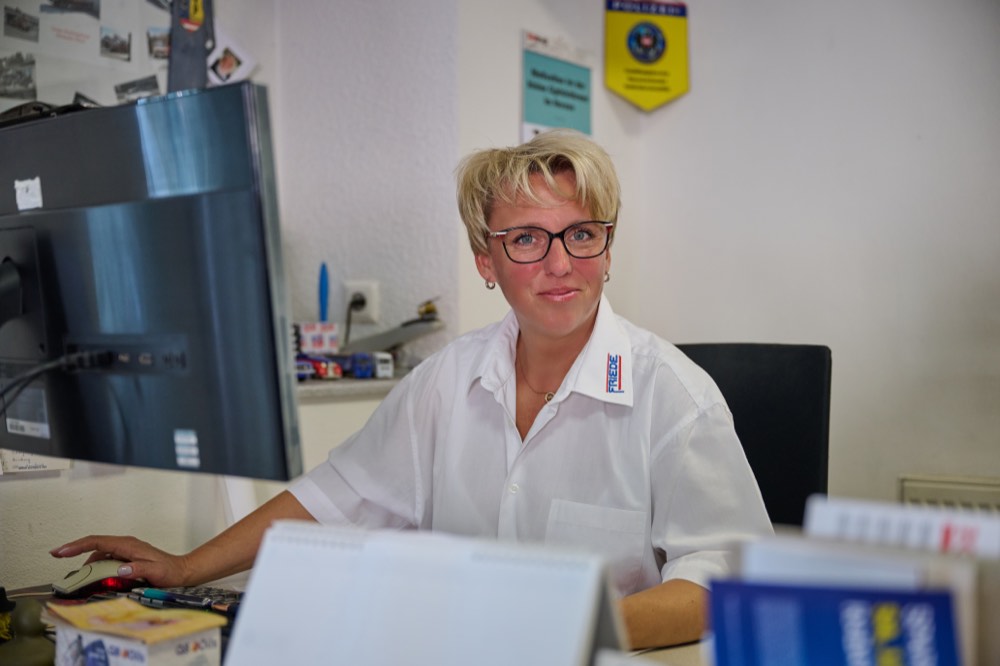 Mitarbeiterin im Büro am Computer
