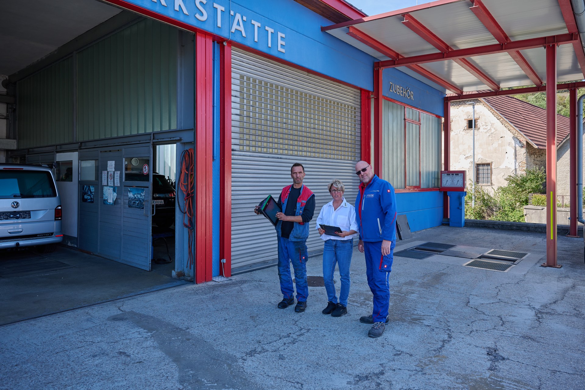 Das Team von KFZ Friede vor der Werkstätte