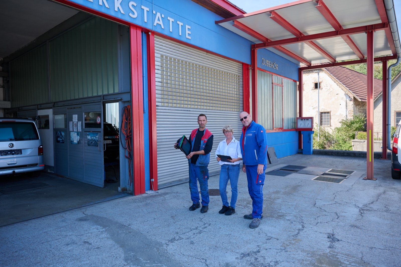 Das Team von KFZ Friede vor der Werkstätte in Alland